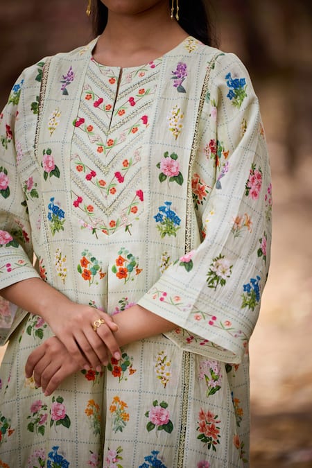 Pozruh By Aiman_Green Hemp Embroidery Split V-neck Jasmine Floral Checkered Print Kurta _at_Aza_Fashions