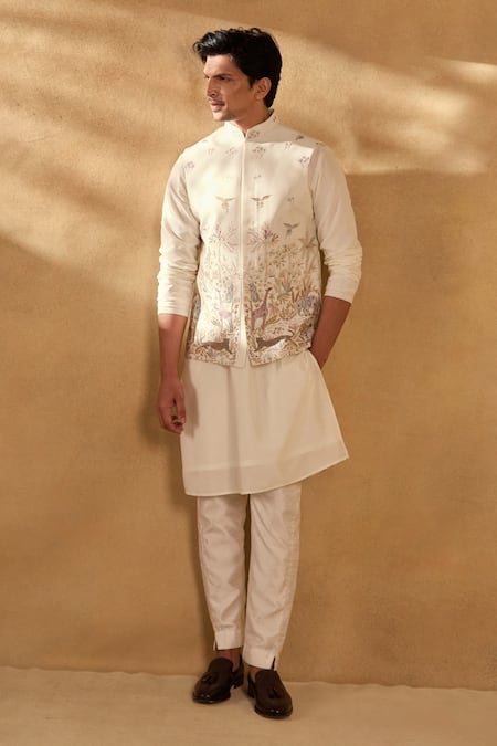 Aariyana Couture Animal Threadwork Bundi Kurta Set 