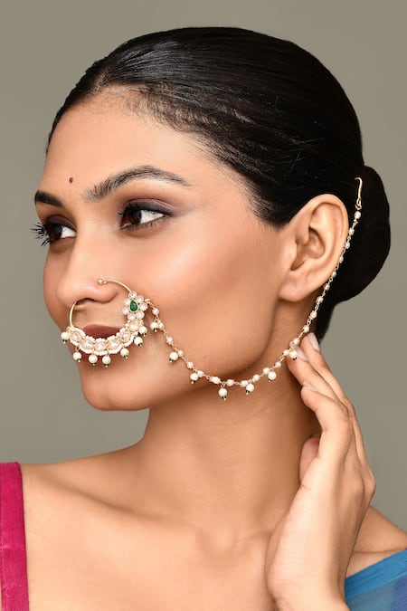 Samyukta Singhania Flower Carved Nose Ring 