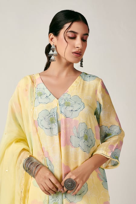 Buy_Blooming Threads_Yellow Cotton, Organza, Silk Sequins V-neck Bagicha Bloom Print Kurta Pant Set _Online_at_Aza_Fashions