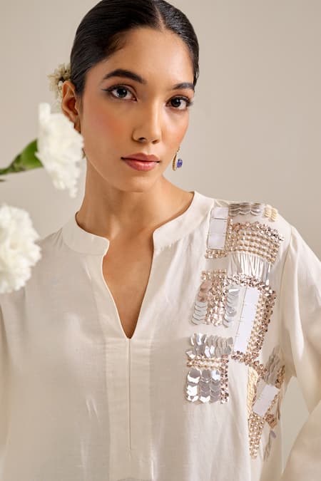 Buy Siyona By Ankurita Ivory Linen, Chanderi Sequins Bandeau Neck Mogra Embroidered Shoulder Kurta Set Buy_Siyona By Ankurita_Ivory Linen, Chanderi Sequins Bandeau Neck Mogra Embroidered Shoulder Kurta Set
