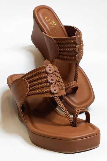 Buy_The Alter_Brown Braided Strapped Kolhapuri Wedges 
