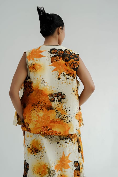 Shop Til Yellow Chanderi, Cotton V-neck Florid Print Gilet at Aza Fashions Shop_Til_Yellow Chanderi, Cotton V-neck Florid Print Gilet _at_Aza_Fashions