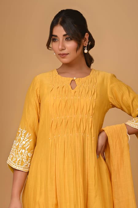 Buy_Gulabik Jaipur_Yellow Chanderi Embroidery Round Neck Handloom Kurta And Pant Set 