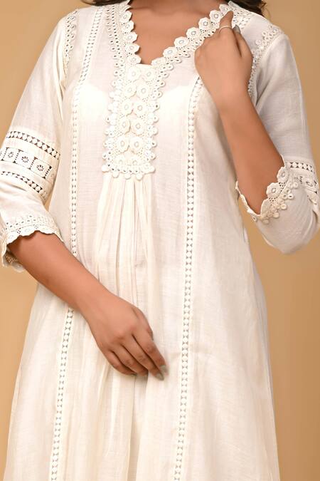 Buy_Gulabik Jaipur_Beige Handloom Cotton, Chanderi Lace V-neck Floral Cutwork Kurta With Pant 