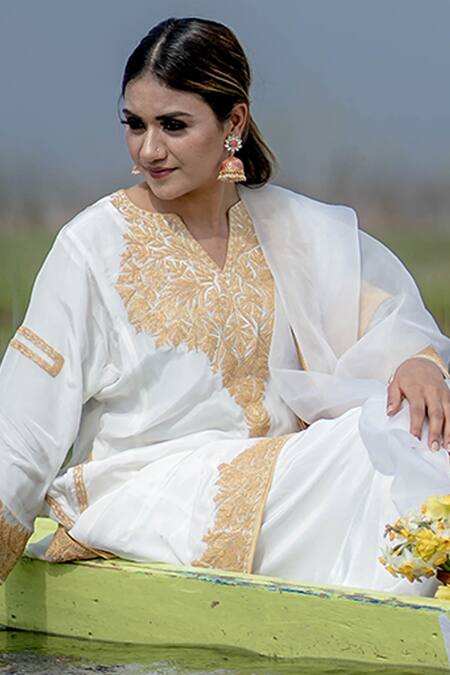 Daljit Sudan White Crepe And Organza Tilla Notched Embroidered Phiran Kurta Pant Set at Aza Fashions Daljit Sudan_White Crepe And Organza Tilla Notched Embroidered Phiran Kurta Pant Set _at_Aza_Fashions