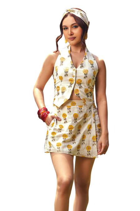 Akashi Clothing_Yellow Kota Doria Embroidery V-neck Florence Vest _Online_at_Aza_Fashions