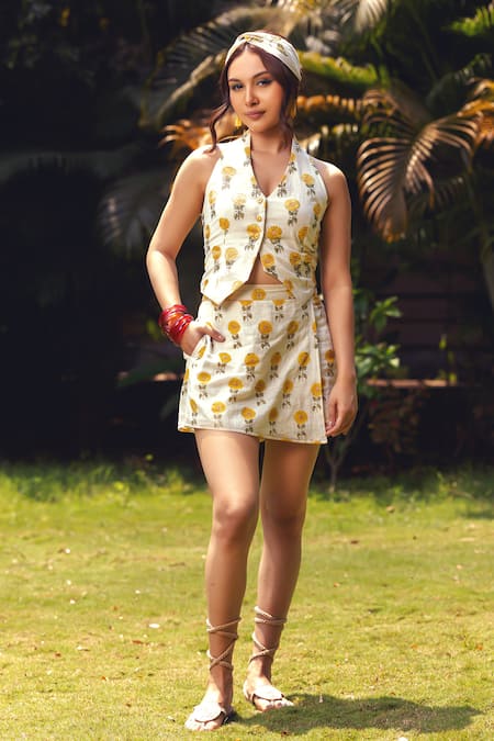 Akashi Clothing Yellow Kala Cotton Printed Sunflower V-neck Florence Embroidered Vest With Skirt 