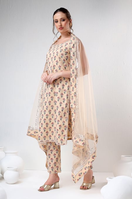 Pomcha Jaipur Beige Cotton, Net Embroidery Scoop Neck Floral Print Kurta Pant Set at Aza Fashions Pomcha Jaipur_Beige Cotton, Net Embroidery Scoop Neck Floral Print Kurta Pant Set _at_Aza_Fashions