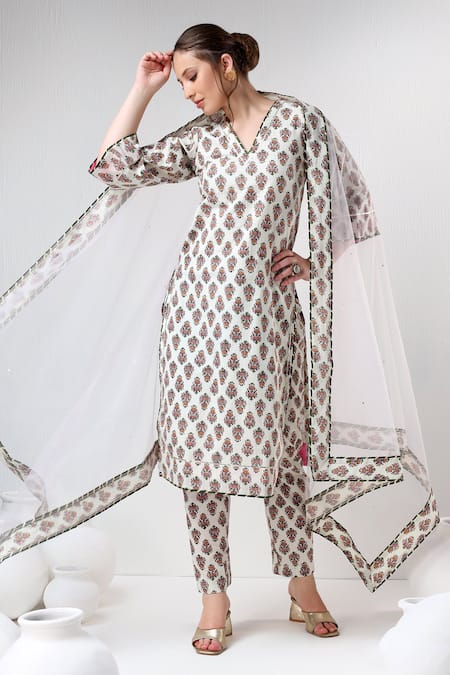 Shop Pomcha Jaipur White Cotton, Net V-neck Straight Floral Print Kurta Pant Set Online at Aza Fashions Shop_Pomcha Jaipur_White Cotton, Net V-neck Straight Floral Print Kurta Pant Set _Online_at_Aza_Fashions