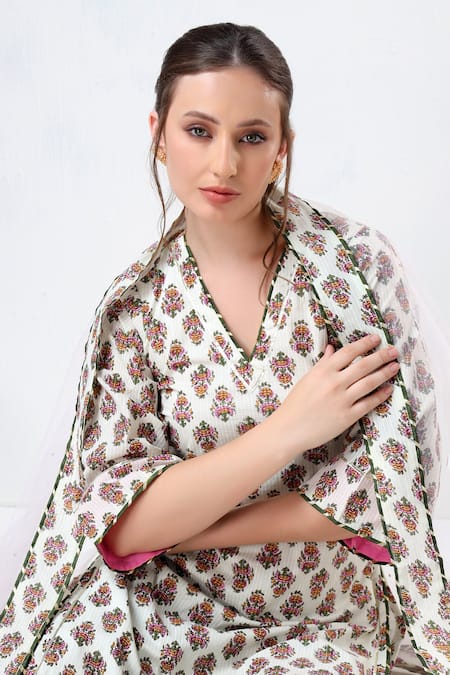 Pomcha Jaipur White Cotton, Net V-neck Straight Floral Print Kurta Pant Set at Aza Fashions Pomcha Jaipur_White Cotton, Net V-neck Straight Floral Print Kurta Pant Set _at_Aza_Fashions