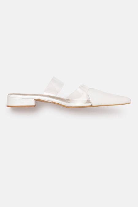 Zori World_White Amor Heart Cut-out Toe Flats _Online_at_Aza_Fashions