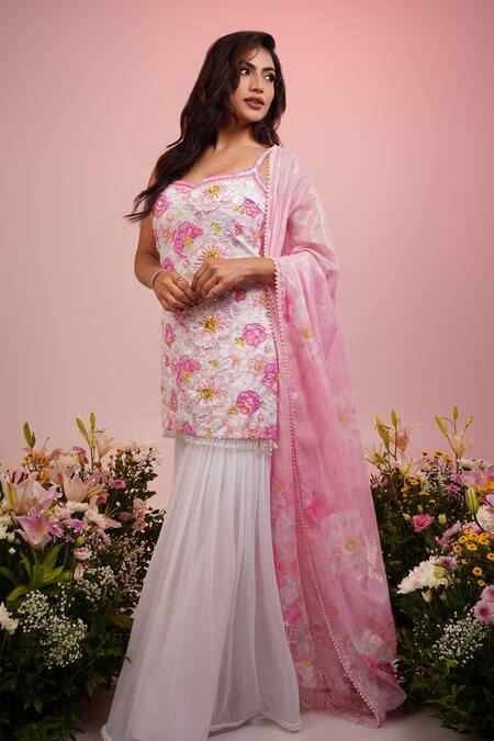 Label Priyanka Kar Pink Georgette, Viscose Embroidery Plunge Neck Flower Hand Kurta Shaara Set Online at Aza Fashions Label Priyanka Kar_Pink Georgette, Viscose Embroidery Plunge Neck Flower Hand Kurta Shaara Set _Online_at_Aza_Fashions