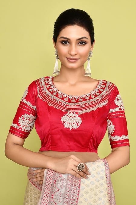 Naintara Bajaj_Off White Silk Embroidery Contrast Hem Banarasi Saree_at_Aza_Fashions