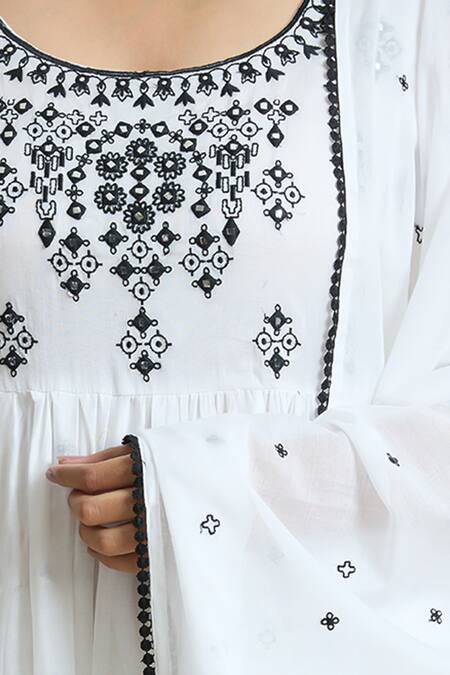 Buy_Samyukta Singhania_White Cotton Mirrors Round Neck Embroidered Anarkali And Pant Set