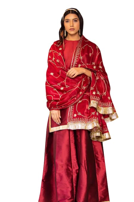 Bannhi By Priyanka Rathore Maroon Taffeta, Satin, Organza Embroidery, Applique Solid Kurta Sharara Set Online at Aza Fashions Bannhi By Priyanka Rathore_Maroon Taffeta, Satin, Organza Embroidery, Applique Solid Kurta Sharara Set _Online_at_Aza_Fashions