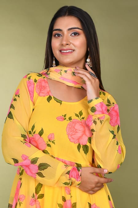 Bannhi By Priyanka Rathore_Yellow Muslin Round Neck Floral Pattern Anarkali Set _at_Aza_Fashions