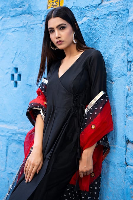 Bannhi By Priyanka Rathore_Black Cotton, Silk, Muslin Mirrors V-neck Solid Angrakha Kurta Pant Set _at_Aza_Fashions