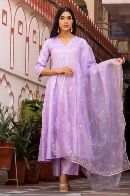 Bannhi Pleated Kurta & Pant Set With Floral Embroidered Dupatta 