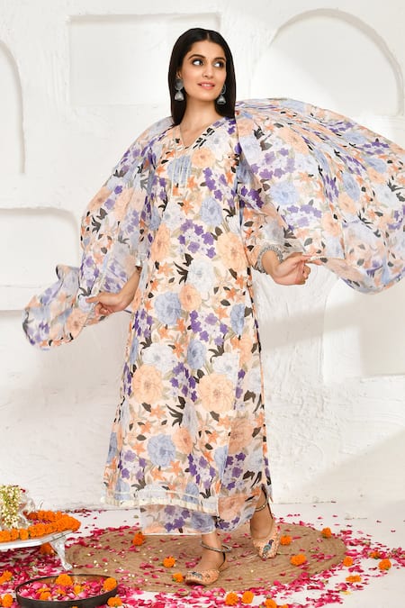 Bannhi By Priyanka Rathore_Peach Chanderi, Chiffon V-neck Flower Garden Print Kurta Palazzo Set _Online_at_Aza_Fashions