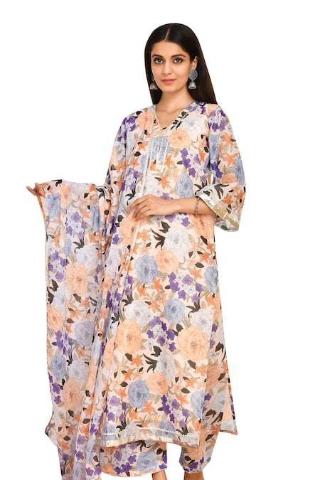 Buy_Bannhi By Priyanka Rathore_Peach Chanderi, Chiffon V-neck Flower Garden Print Kurta Palazzo Set _Online_at_Aza_Fashions