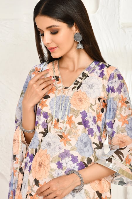 Bannhi By Priyanka Rathore_Peach Chanderi, Chiffon V-neck Flower Garden Print Kurta Palazzo Set _at_Aza_Fashions
