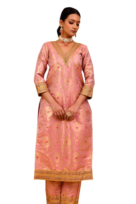 Bannhi By Priyanka Rathore Pink Brocade Embroidery V-neck Floral Banarasi Pattern Kurta With Pant Online at Aza Fashions Bannhi By Priyanka Rathore_Pink Brocade Embroidery V-neck Floral Banarasi Pattern Kurta With Pant _Online_at_Aza_Fashions