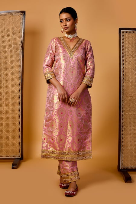 Buy Bannhi By Priyanka Rathore Pink Brocade Embroidery V-neck Floral Banarasi Pattern Kurta With Pant Online at Aza Fashions Buy_Bannhi By Priyanka Rathore_Pink Brocade Embroidery V-neck Floral Banarasi Pattern Kurta With Pant _Online_at_Aza_Fashions