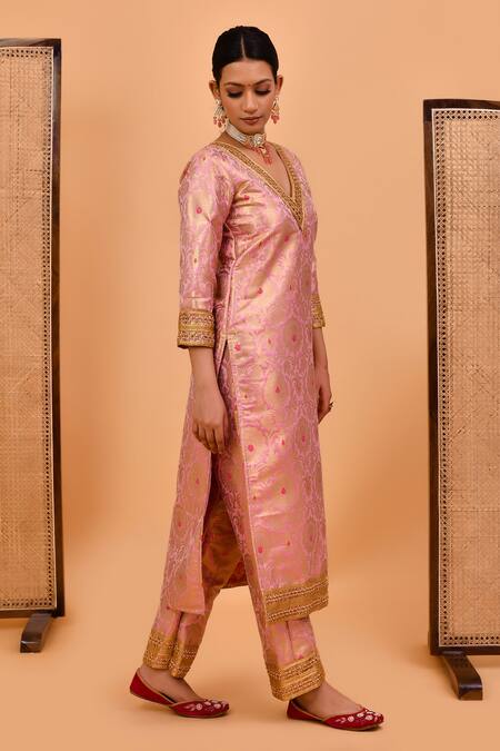 Bannhi By Priyanka Rathore Pink Brocade Embroidery V-neck Floral Banarasi Pattern Kurta With Pant at Aza Fashions Bannhi By Priyanka Rathore_Pink Brocade Embroidery V-neck Floral Banarasi Pattern Kurta With Pant _at_Aza_Fashions