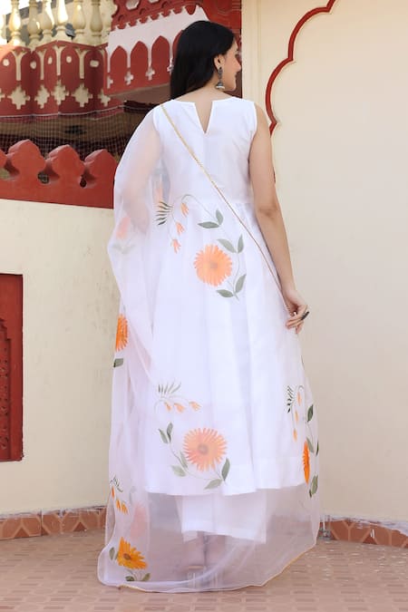 Shop Bannhi By Priyanka Rathore White Organza, Taffeta Round Neck Hand Painted Dupatta With Anarkali Set at Aza Fashions Shop_Bannhi By Priyanka Rathore_White Organza, Taffeta Round Neck Hand Painted Dupatta With Anarkali Set _at_Aza_Fashions