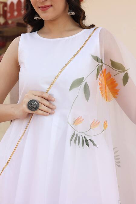 Bannhi By Priyanka Rathore_White Organza, Taffeta Round Neck Hand Painted Dupatta With Anarkali Set _at_Aza_Fashions