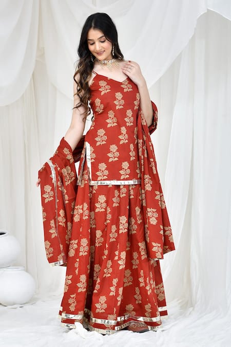 Bannhi By Priyanka Rathore_Maroon Cotton Gota Patti, Embroidery V-neck Floral Print Kurta Skirt Set _Online_at_Aza_Fashions