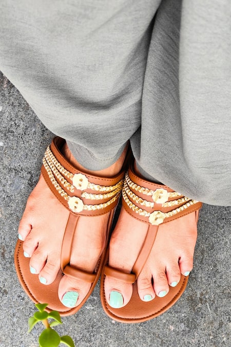 The Madras Trunk Brown Plain Haiku Ruhi Braided Kolhapuri Flats 