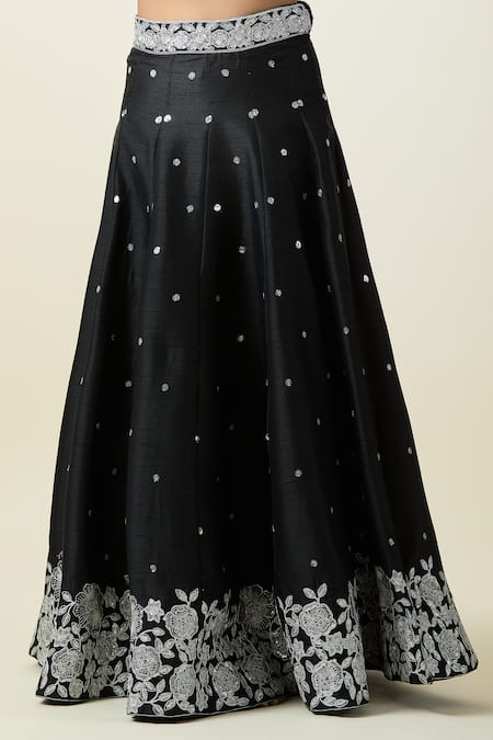 Samyukta Singhania_Black Silk, Net Embroidery Sweetheart Neck Floral Thread Lehenga Set _Online_at_Aza_Fashions