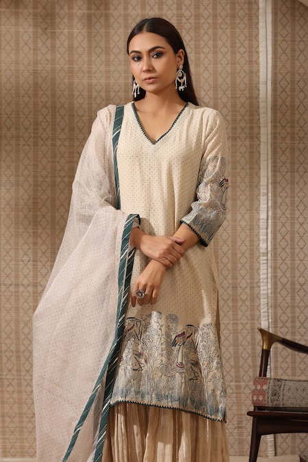 Rekha Agra_Cream Organza, Chanderi Embroidery V-neck Botanic Hand Print Kurta Set _at_Aza_Fashions