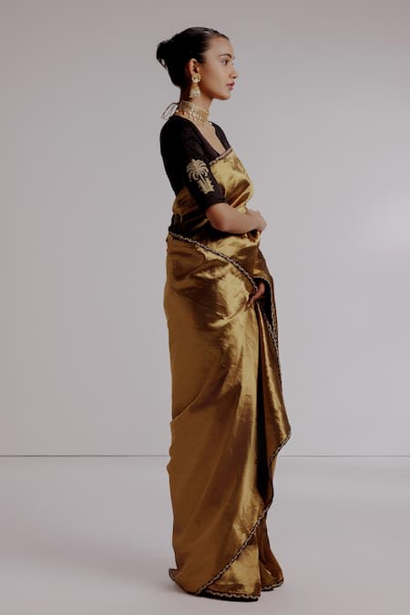 Shop Taisha Gold Silk, Tissue, Satin Embroidery V-neck Woven Stripe Banarasi Saree Set Online at Aza Fashions Shop_Taisha_Gold Silk, Tissue, Satin Embroidery V-neck Woven Stripe Banarasi Saree Set _Online_at_Aza_Fashions
