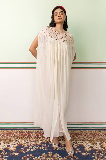 Shimona Off White Silk, Chiffon Embroidery Round Ditsy Bloom Gathered Kaftan With Inner Online at Aza Fashions Shimona_Off White Silk, Chiffon Embroidery Round Ditsy Bloom Gathered Kaftan With Inner _Online_at_Aza_Fashions
