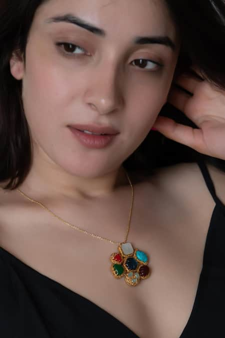 Do Taara Acrylic Stone Embellished Pendant Necklace 