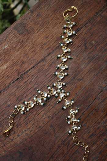 Do Taara Kundan & Pearl Embellished Haathphool 