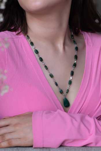 Buy Do Taara Green Kundan And Pearl Embellished Haathphool at Aza Fashions Buy_Do Taara_Green Kundan And Pearl Embellished Haathphool _at_Aza_Fashions
