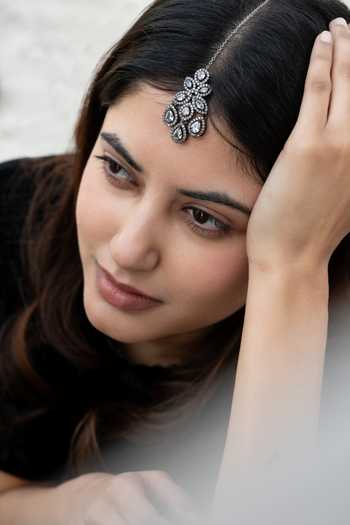 Do Taara Silver Plated Victorian Embellished Maangtikka Online at Aza Fashions Do Taara_Silver Plated Victorian Embellished Maangtikka _Online_at_Aza_Fashions