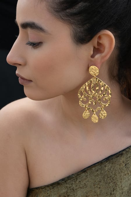 Do Taara Gold Plated Textured Scallop Pattern Earrings 