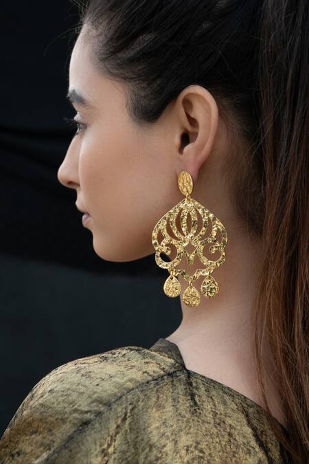 Buy Do Taara Gold Plated Textured Scallop Pattern Earrings Online at Aza Fashions Buy_Do Taara_Gold Plated Textured Scallop Pattern Earrings _Online_at_Aza_Fashions