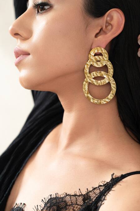Do Taara_Gold Plated Textured Chain Pattern Earrings _Online_at_Aza_Fashions