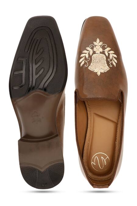 NR By Nidhi Rathi Brown Flower Vine Embroidered Mojaris at Aza Fashions NR By Nidhi Rathi_Brown Flower Vine Embroidered Mojaris_at_Aza_Fashions