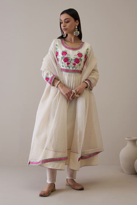 RoohbyRidhimaa Off White Pure Silk Chanderi Embroidered Floral Round Uzma Anarkali Set 