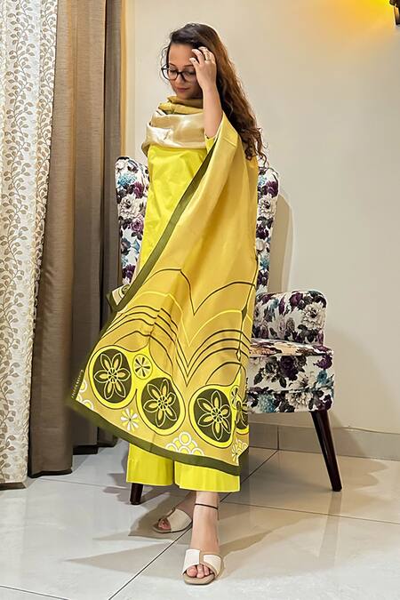 Shop_Thee Modern Roots_Beige Silk Retro Heart Print Dupatta_Online_at_Aza_Fashions