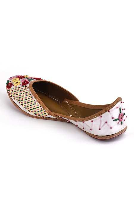 Yassio_White Anisa Rosette Thread Work Juttis _at_Aza_Fashions