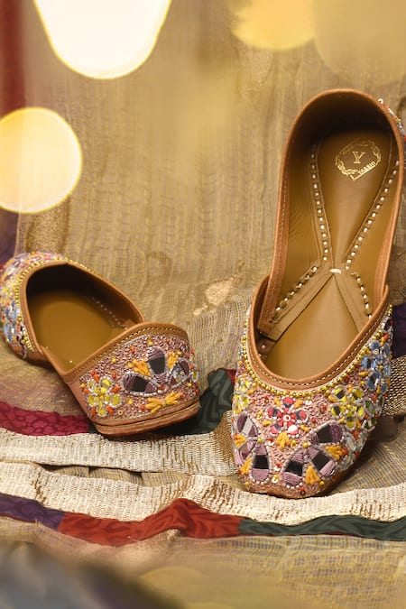 Yassio Arwa Sheesh Bloom Embroidered Juttis 