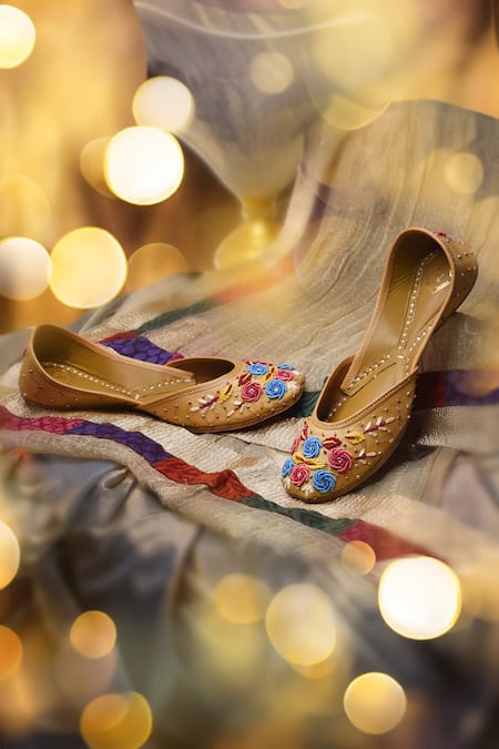 Yassio Asiya Gulaab Bloom Embroidered Juttis 